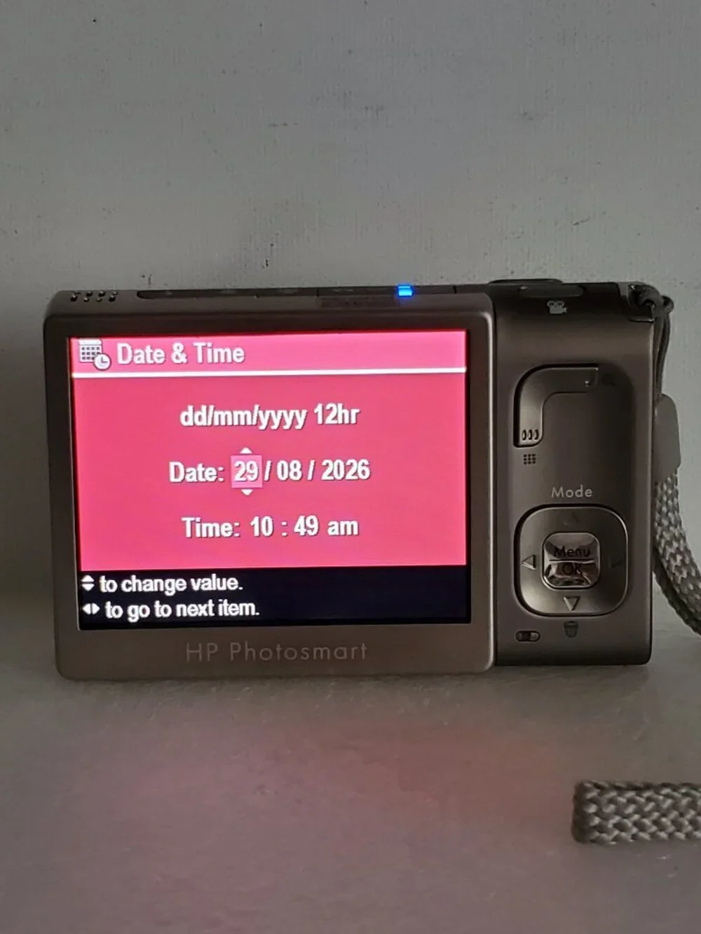 VINTAGE HP PHOTOSMART R927 DIGITAL CAMERA WITH BATTERY CHARGING DOCK WITH CORDS